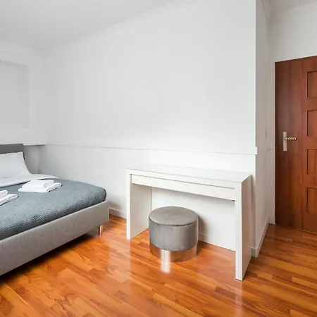 Metro Wilanowska 2-bedroom * Warszawa