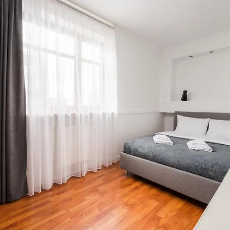 Metro Wilanowska 2-bedroom Apartment *