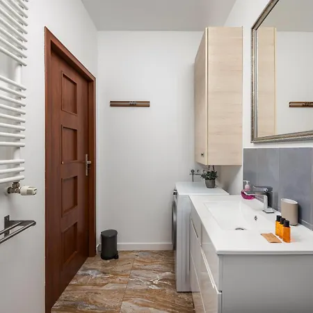 Metro Wilanowska 2-bedroom *