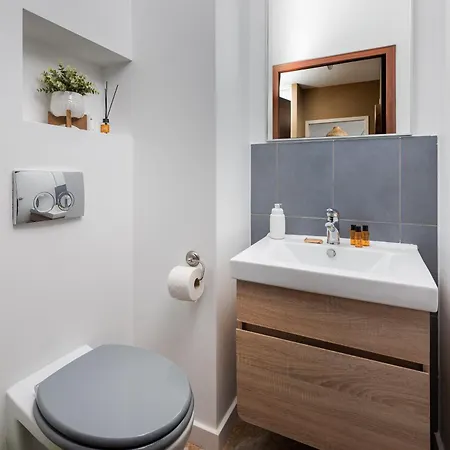 Metro Wilanowska 2-bedroom Apartment *