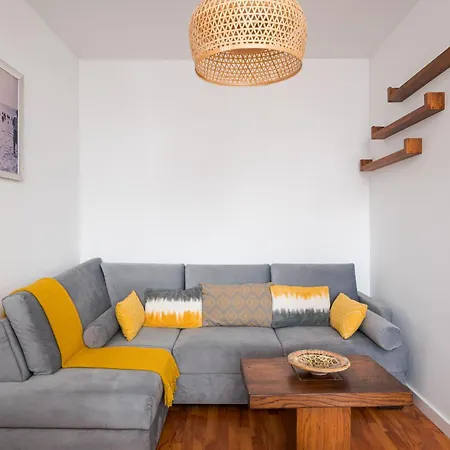 Metro Wilanowska 2-bedroom Apartment *