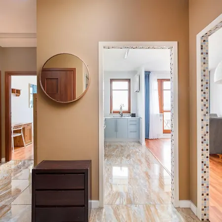 Metro Wilanowska 2-bedroom Apartment
