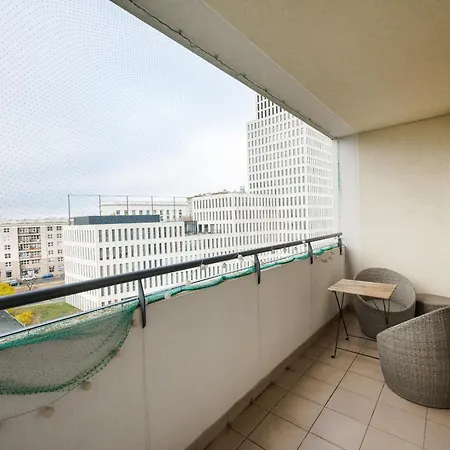 Metro Wilanowska 2-bedroom Apartment *